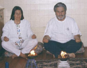 Mario con su espoza Gaby haciendo el Agnihotra